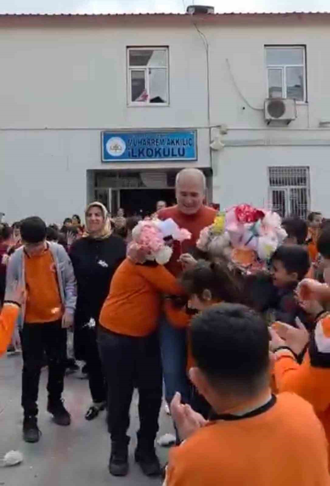 40 yıllık öğretmenlik hayatını güllerle uğurlanarak noktaladı
