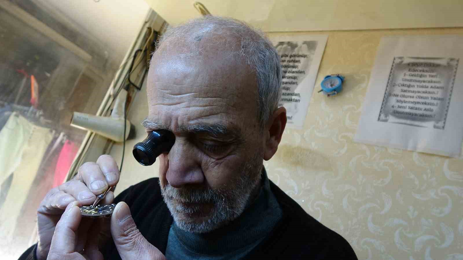 41 yıllık saat ustası 54 yıldır antika saatleri onarıyor
