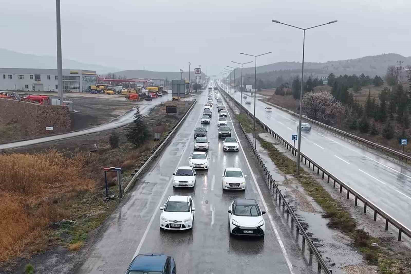 43 ilin geçiş güzergahında arife günü trafik yoğunluğu arttı: Validen sürücülere "kurallara uyun" çağrısı
