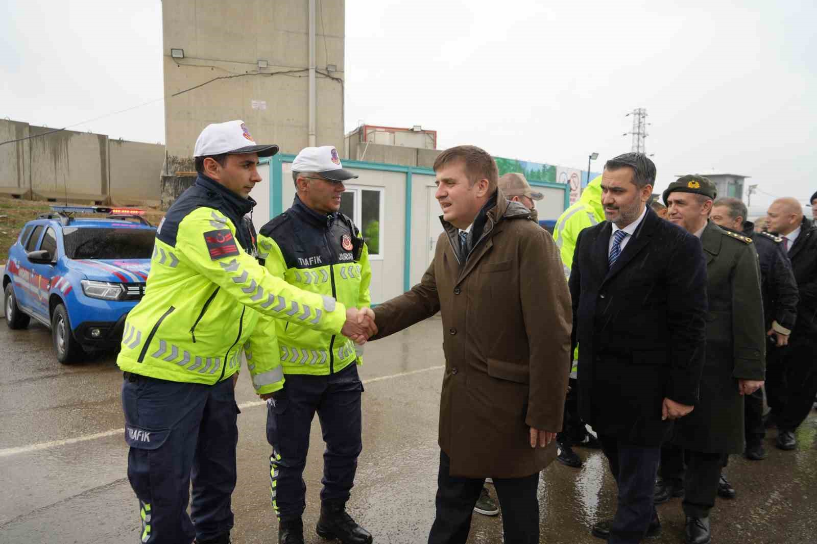 43 ilin geçiş güzergahında arife günü trafik yoğunluğu arttı: Validen sürücülere "kurallara uyun" çağrısı
