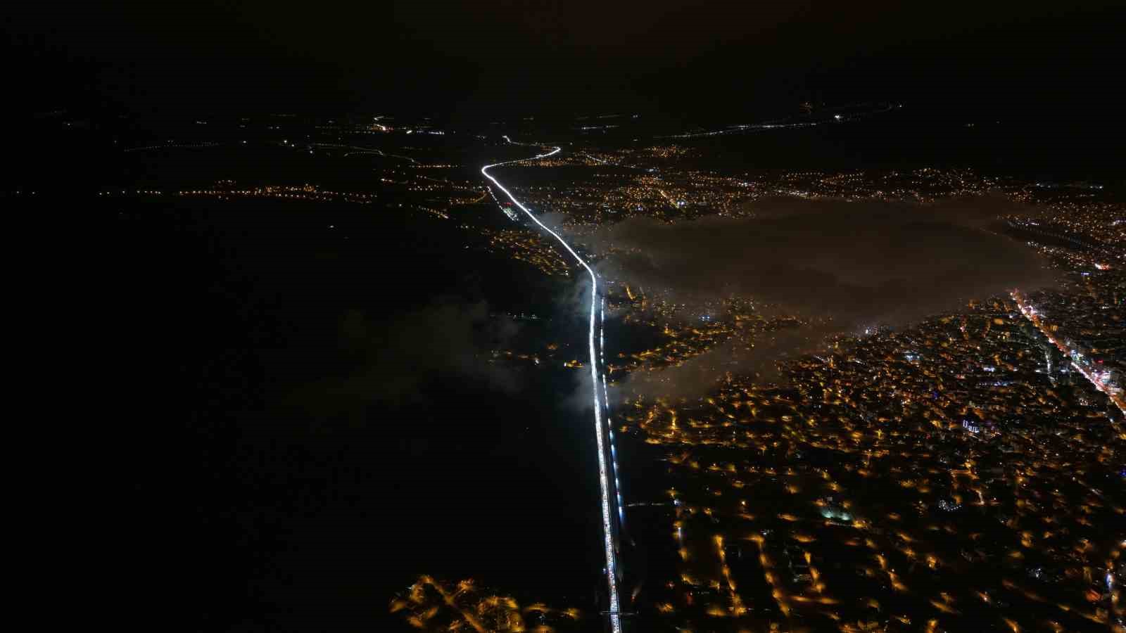 43 ilin geçiş noktasında tatilcilerin dönüş yolculuğu sürüyor: Araç kuyruğu 40 kilometreyi aştı
