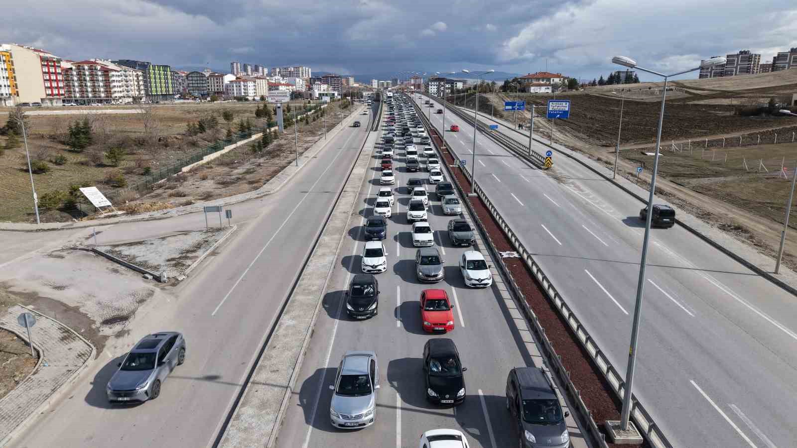 43 ilin geçiş noktasında yoğun trafik: Kilometrelerce araç kuyruğu havadan görüntülendi
