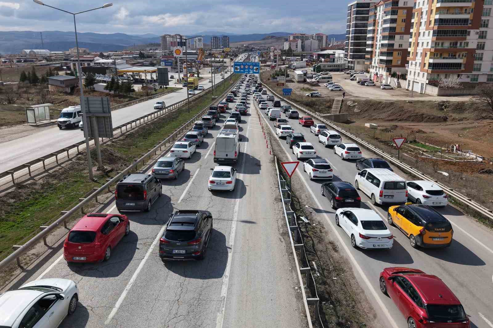 43 ilin geçiş noktasında yoğun trafik: Kilometrelerce araç kuyruğu havadan görüntülendi
