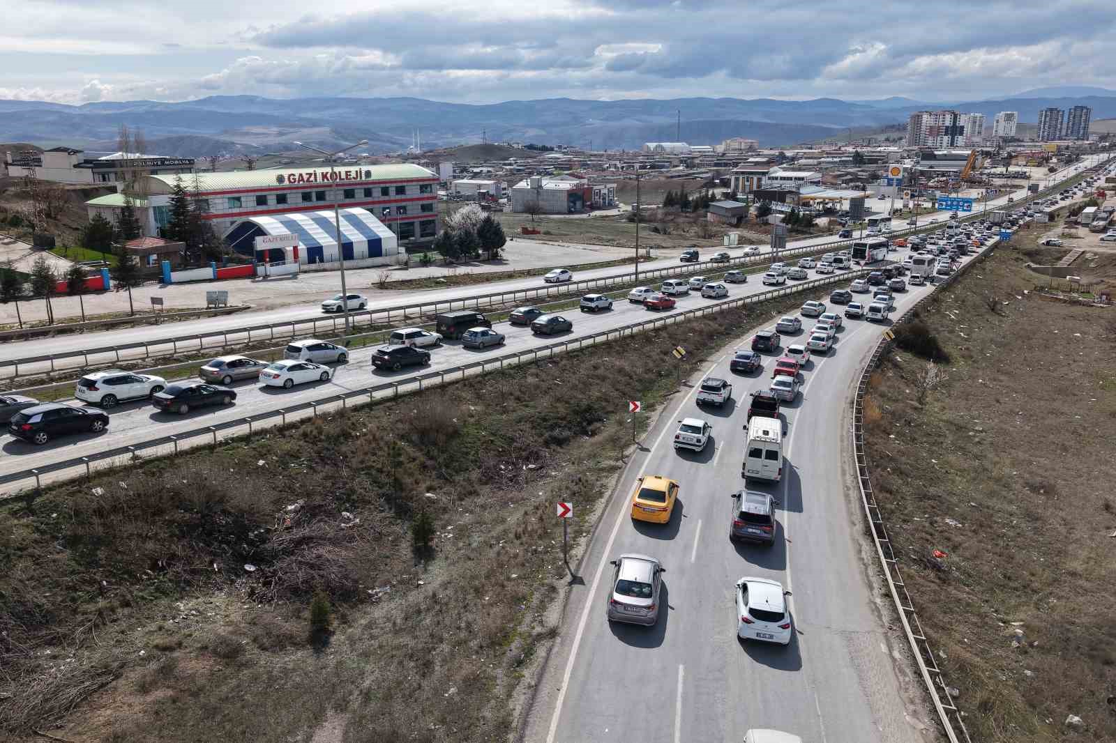 43 ilin geçiş noktasında yoğun trafik: Kilometrelerce araç kuyruğu havadan görüntülendi
