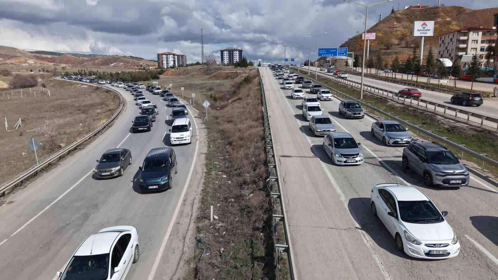 43 ilin geçiş noktasında yoğun trafik: Kilometrelerce araç kuyruğu havadan görüntülendi
