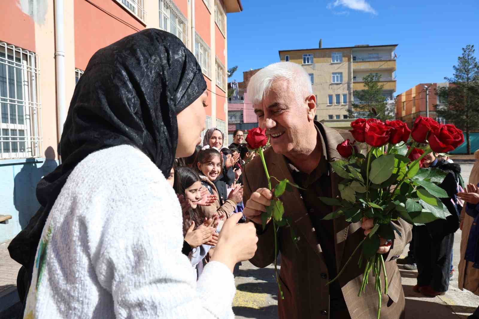 43 yılda yüzlerce öğrenci yetiştirdi, çiçek ve alkışlarla emekli oldu

