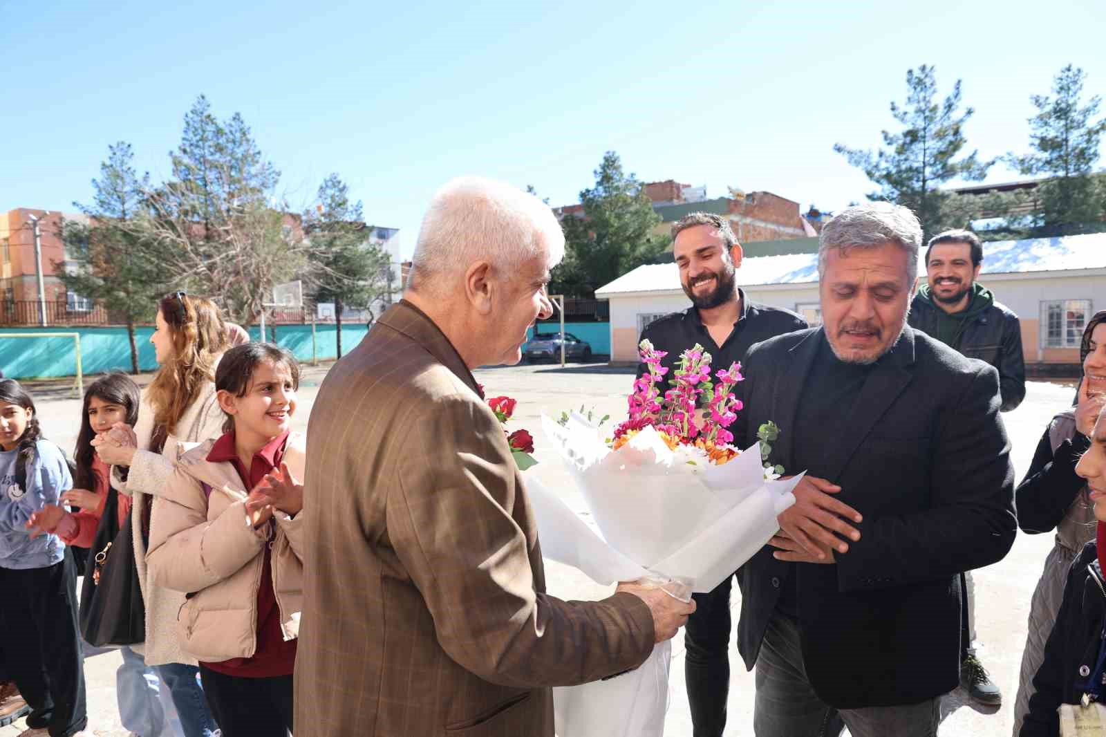 43 yılda yüzlerce öğrenci yetiştirdi, çiçek ve alkışlarla emekli oldu

