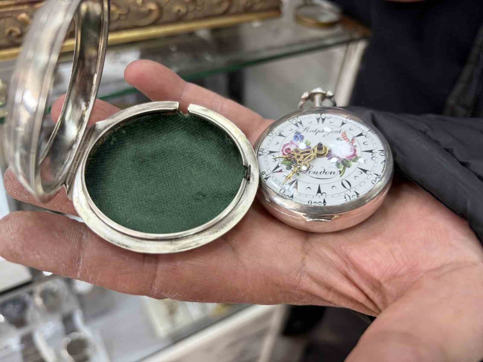 44 yıldır tarihi saatlere ince ayar veriyor
