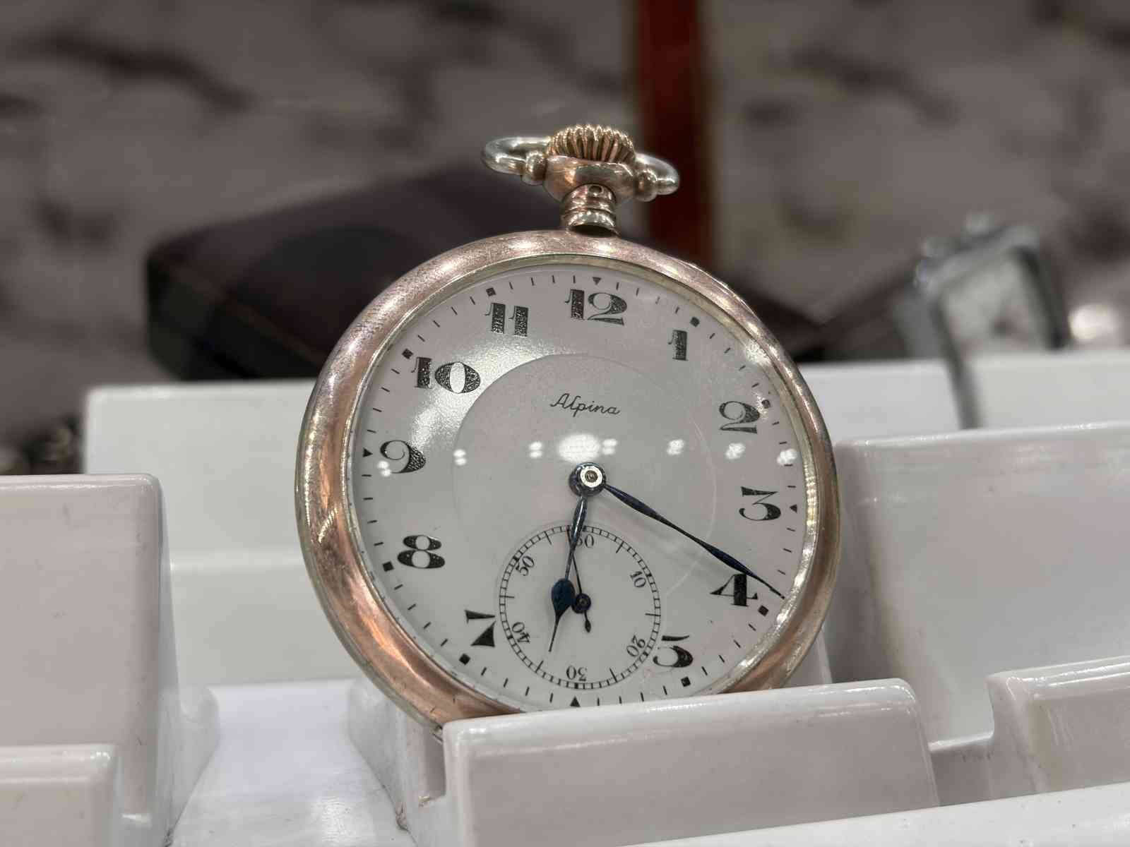 44 yıldır tarihi saatlere ince ayar veriyor
