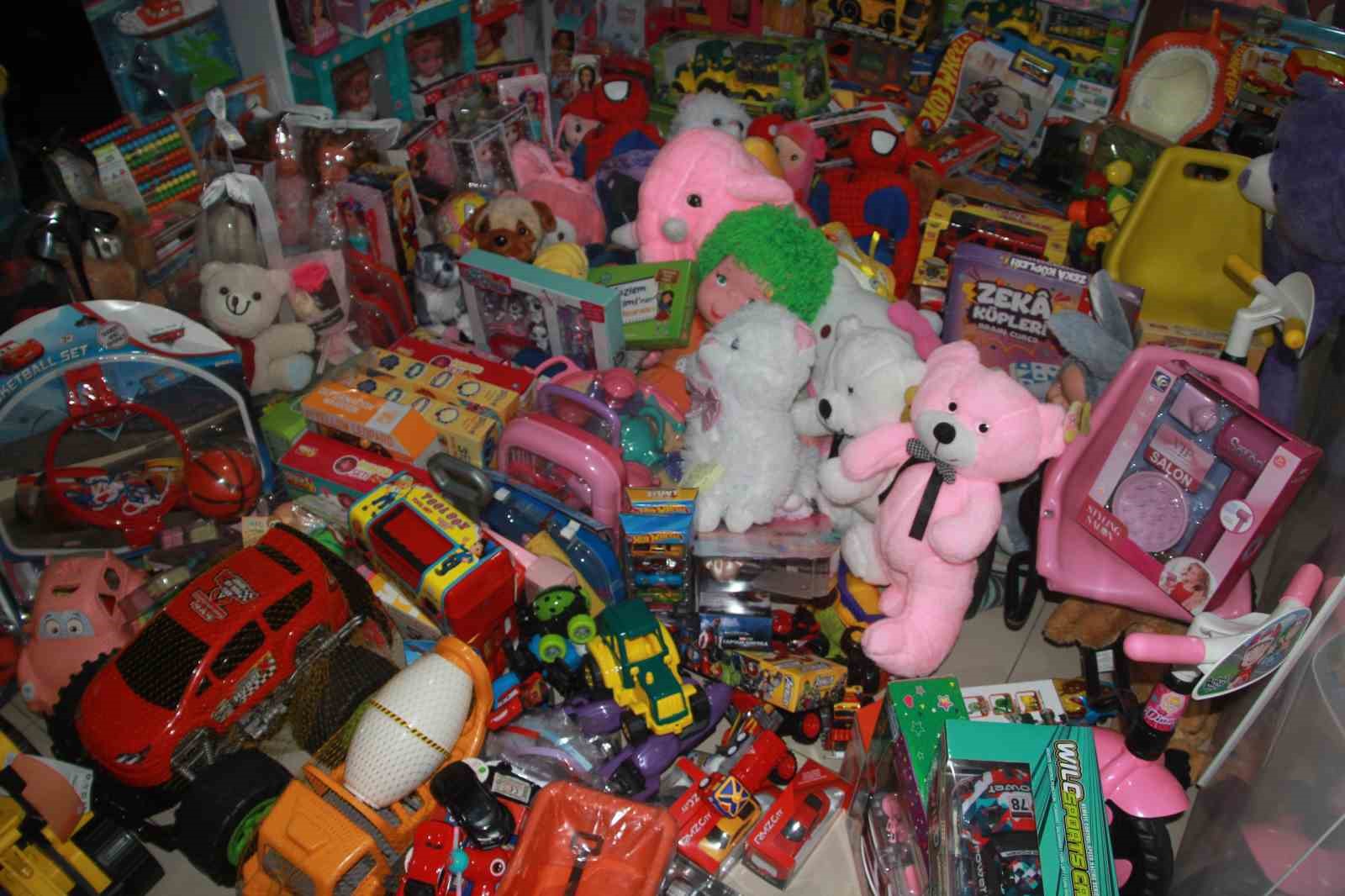 44’üncü yaş gününde hediye yerine oyuncak istedi: Oda dolusu oyuncak ile sevgi evlerindeki çocukları mutlu edecek
