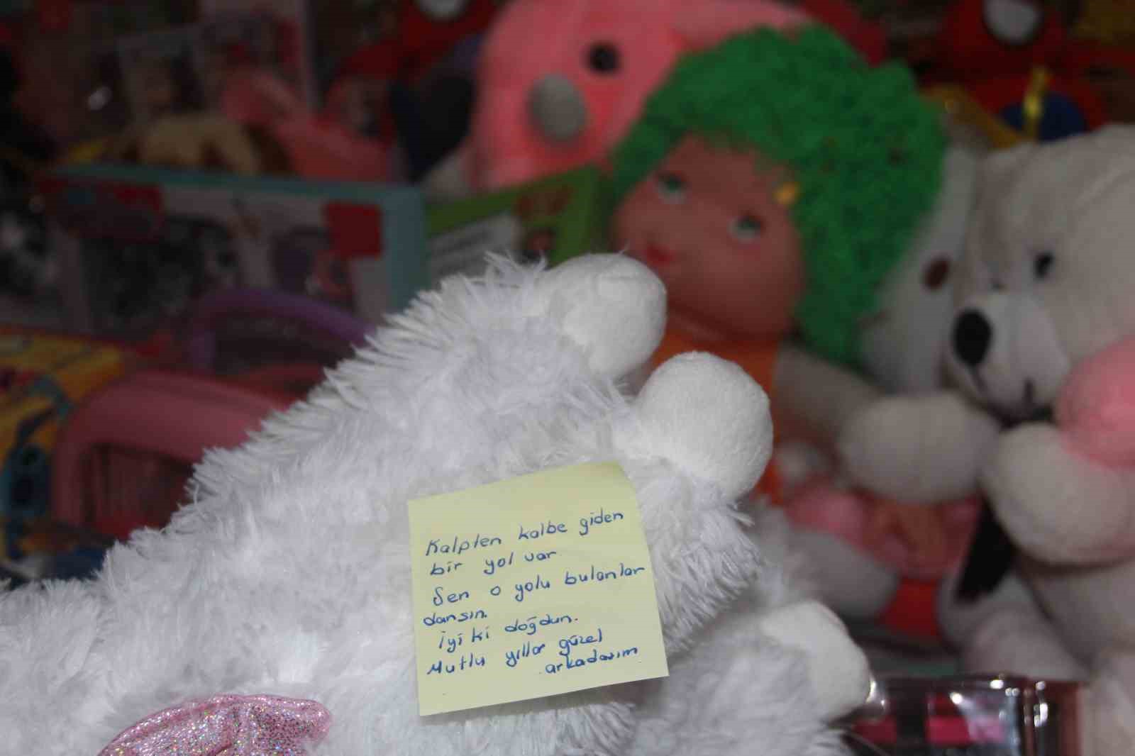 44’üncü yaş gününde hediye yerine oyuncak istedi: Oda dolusu oyuncak ile sevgi evlerindeki çocukları mutlu edecek
