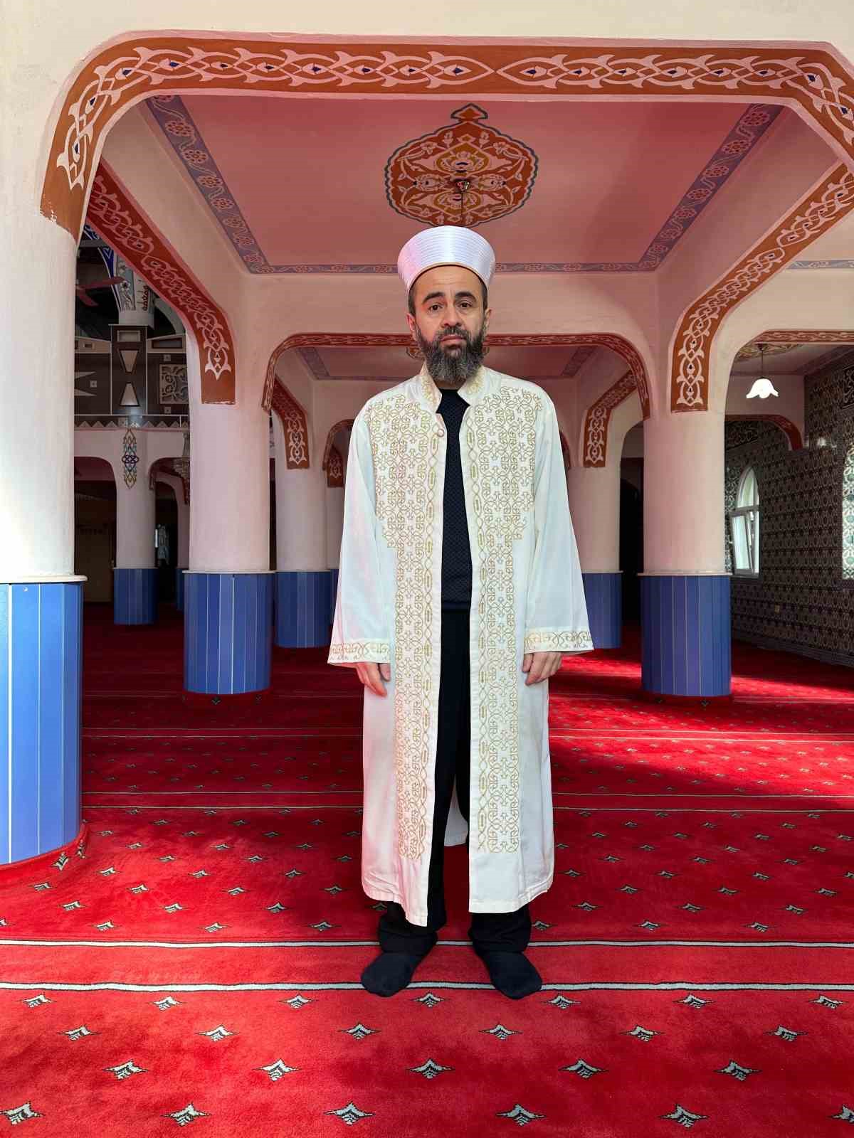 45 yaşındaki din görevlisi 8 ayda hafız oldu
