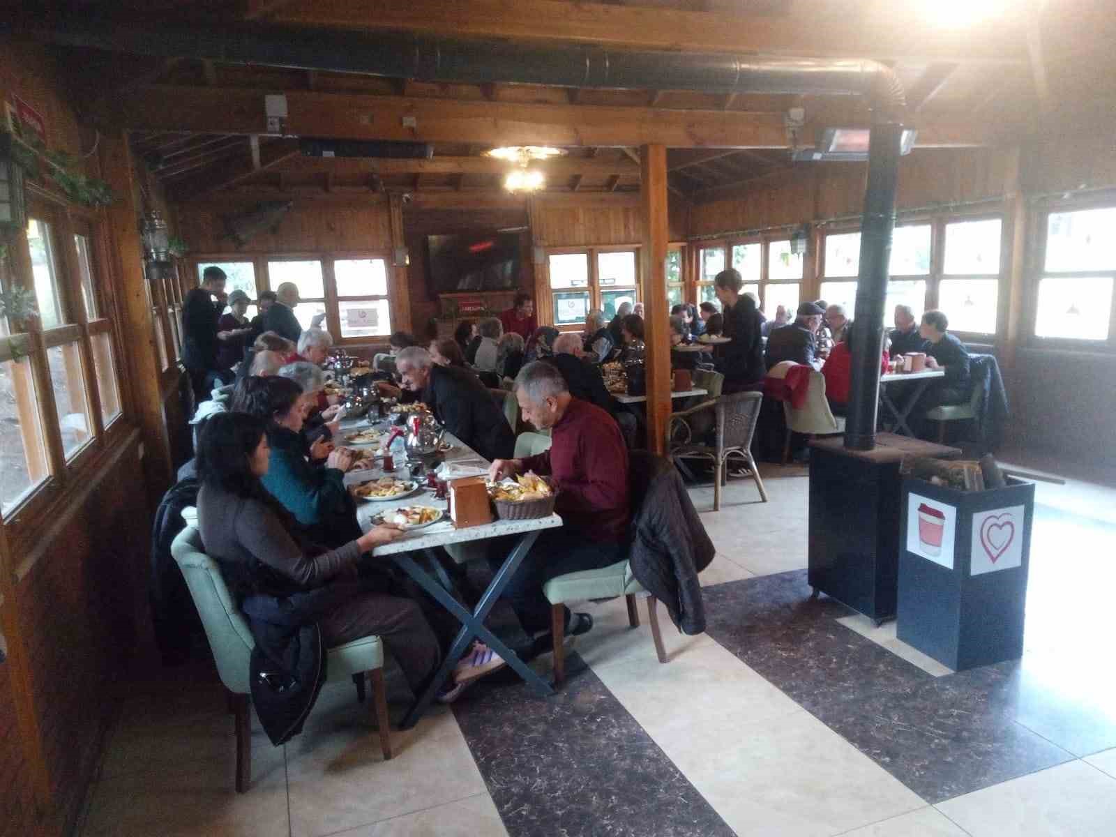 45 yıl önce aynı sırada oturan arkadaşlar kahvaltı sofrasında bir araya geldi
