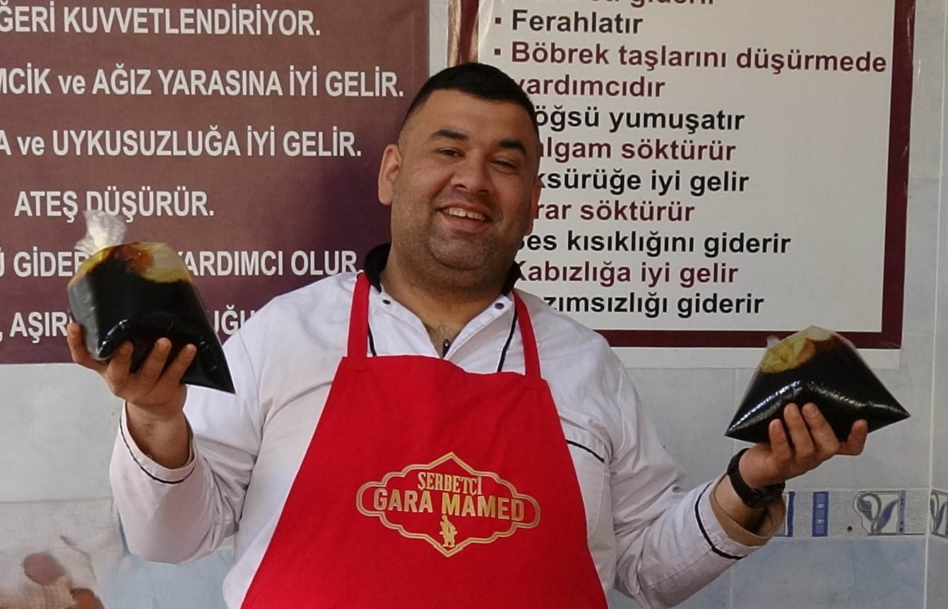 45 yıldır aynı yöntemle meyan şerbeti hazırlıyor
