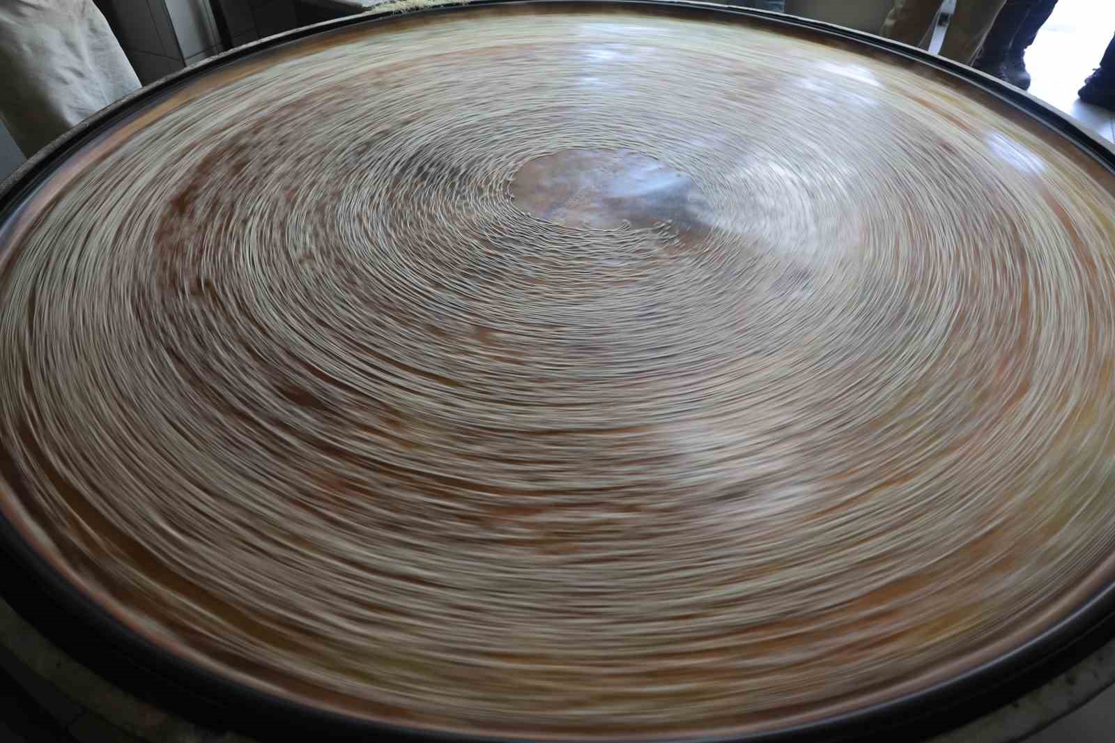 45 yıllık bakır ocakta geleneksel tel kadayıf
45 yıllık bakır ocakta geleneksel tel kadayıf