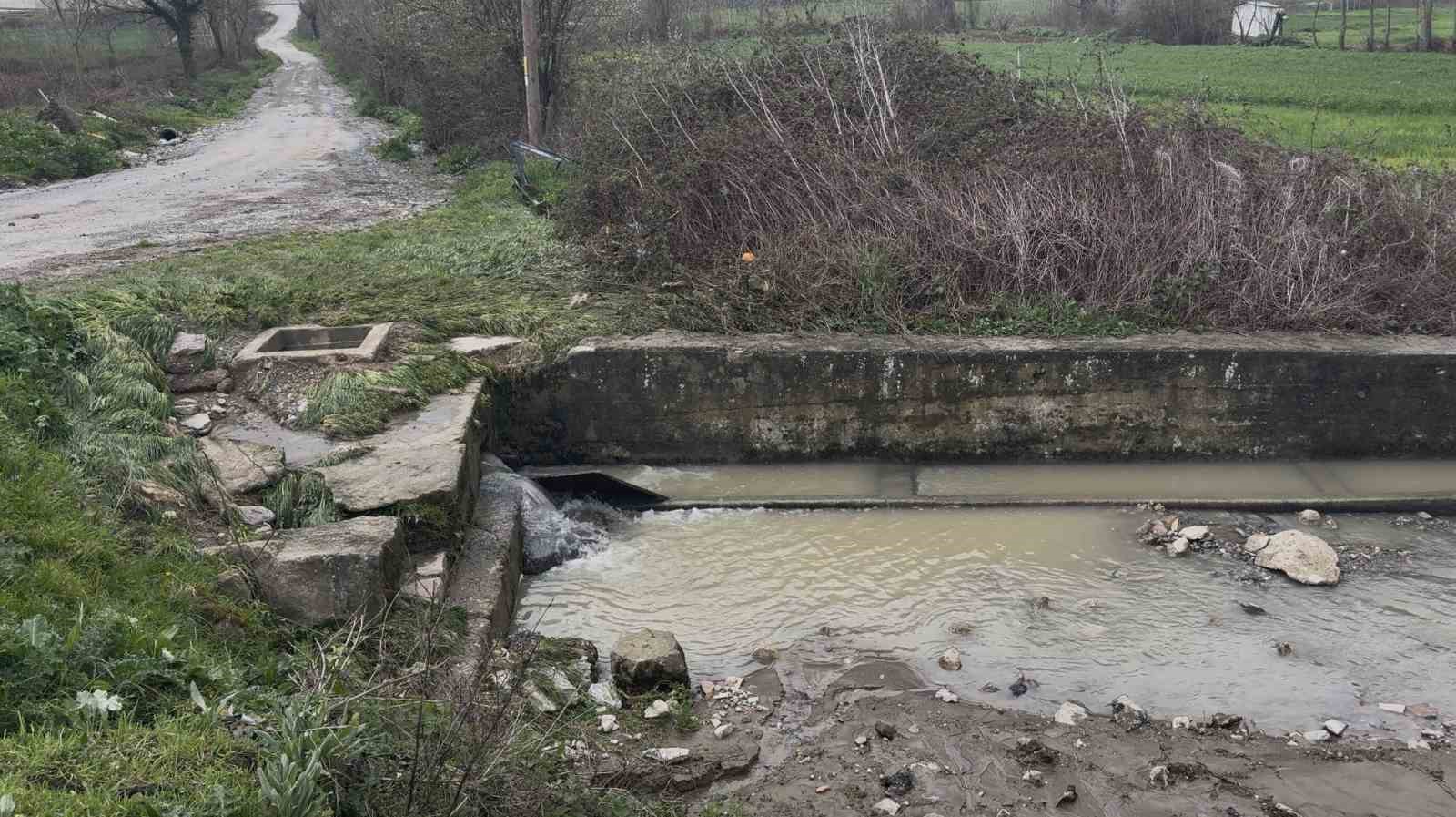 46 yıl sonra ortaya çıktı: Gölet çöktü, su yer altından başka noktadan çıktı
