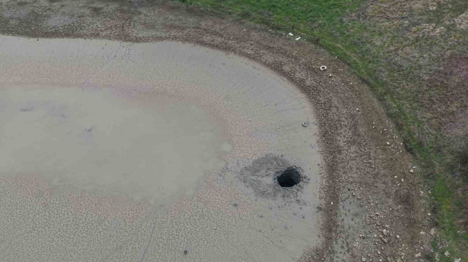 46 yıl sonra ortaya çıktı: Gölet çöktü, su yer altından başka noktadan çıktı
