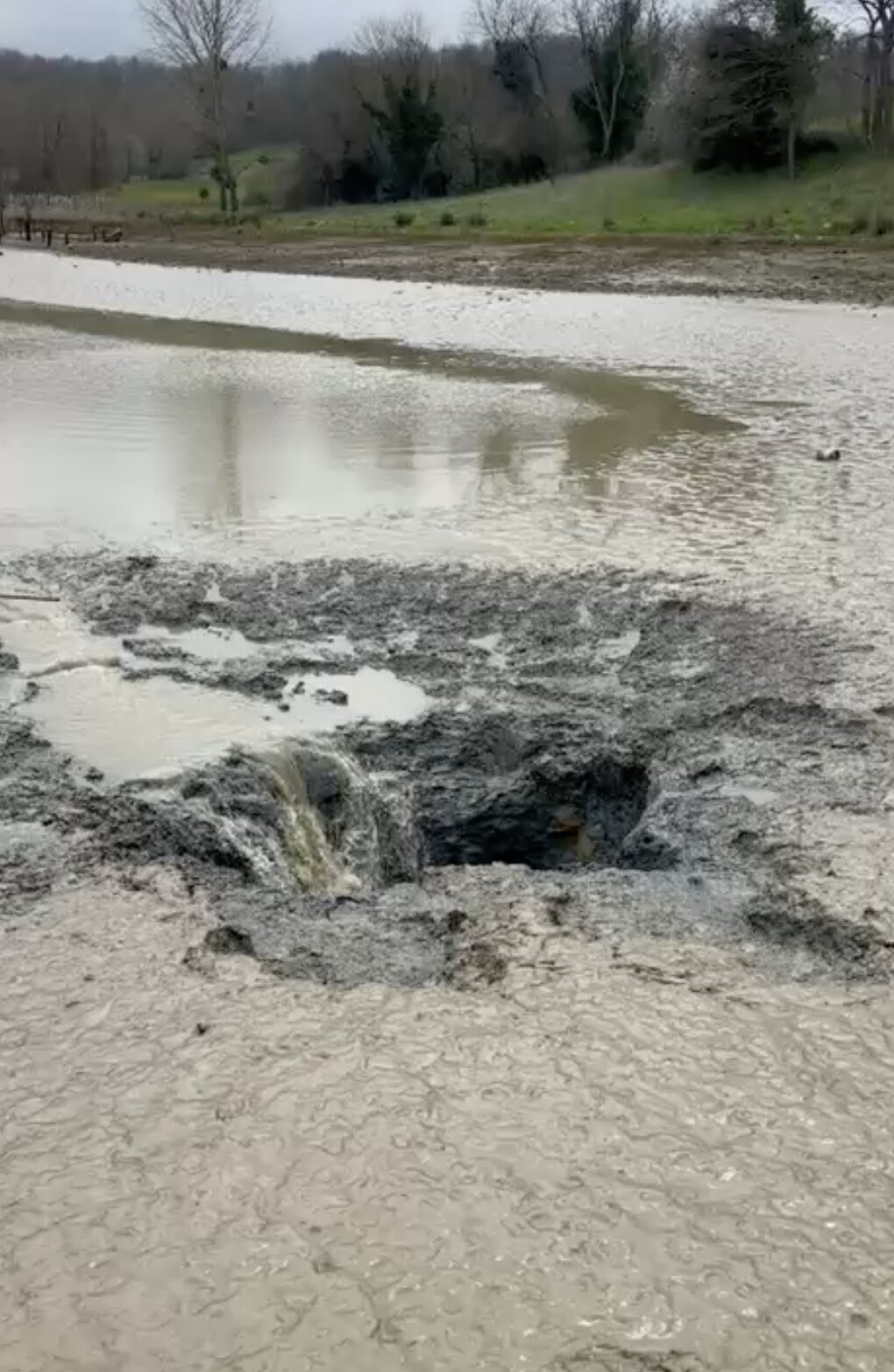 46 yıl sonra ortaya çıktı: Gölet çöktü, su yer altından başka noktadan çıktı
