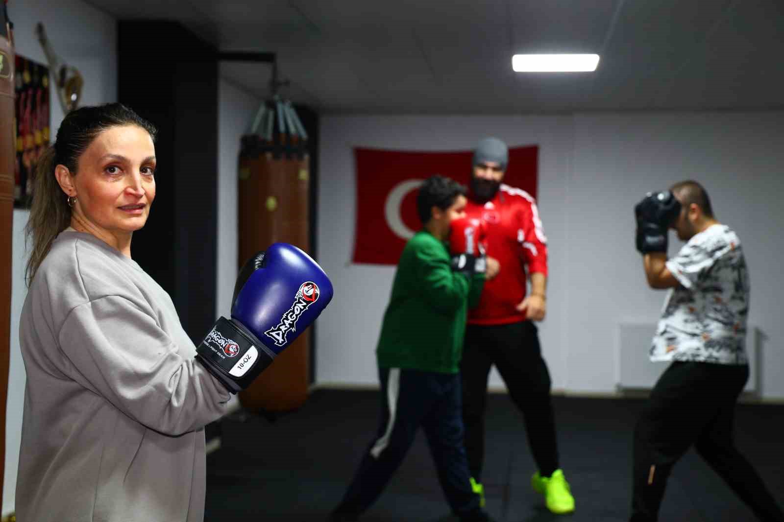 47 yaşındaki hemşire anne çocuklarıyla birlikte eldiven giyip ringe çıktı
47 yaşındaki hemşire anne çocuklarıyla birlikte eldiven giyip ringe çıktı