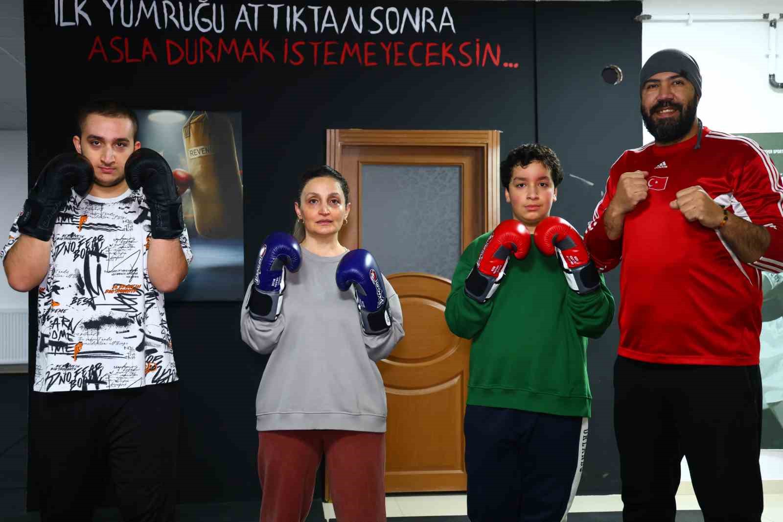 47 yaşındaki hemşire anne çocuklarıyla birlikte eldiven giyip ringe çıktı
47 yaşındaki hemşire anne çocuklarıyla birlikte eldiven giyip ringe çıktı