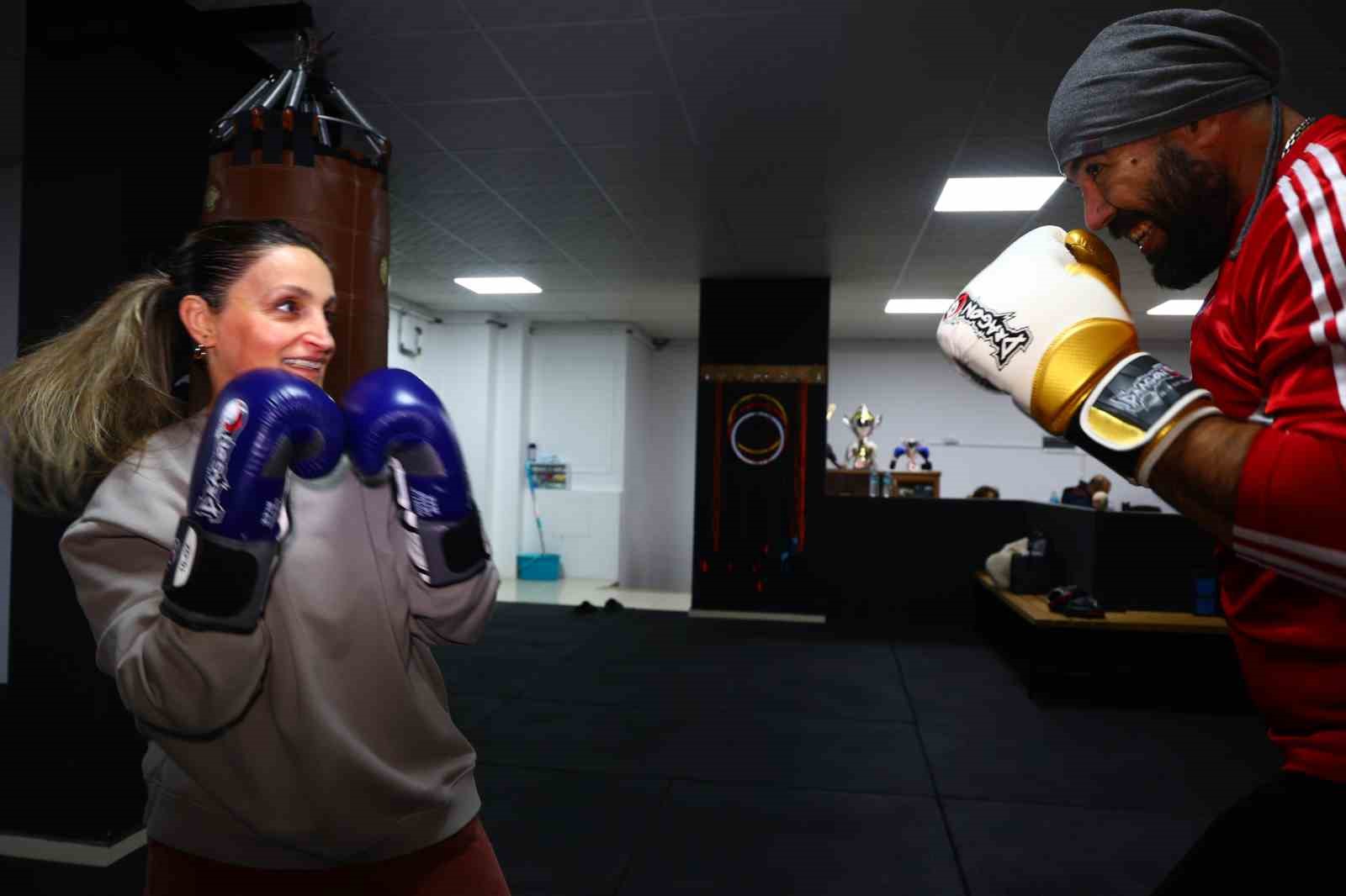 47 yaşındaki hemşire anne çocuklarıyla birlikte eldiven giyip ringe çıktı
47 yaşındaki hemşire anne çocuklarıyla birlikte eldiven giyip ringe çıktı