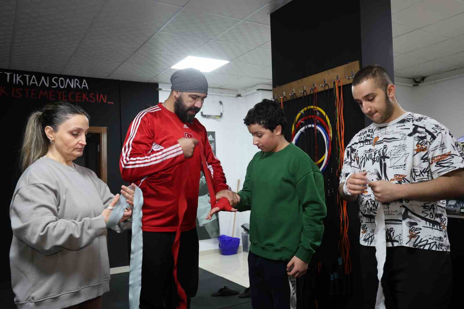 47 yaşındaki hemşire anne çocuklarıyla birlikte eldiven giyip ringe çıktı
47 yaşındaki hemşire anne çocuklarıyla birlikte eldiven giyip ringe çıktı