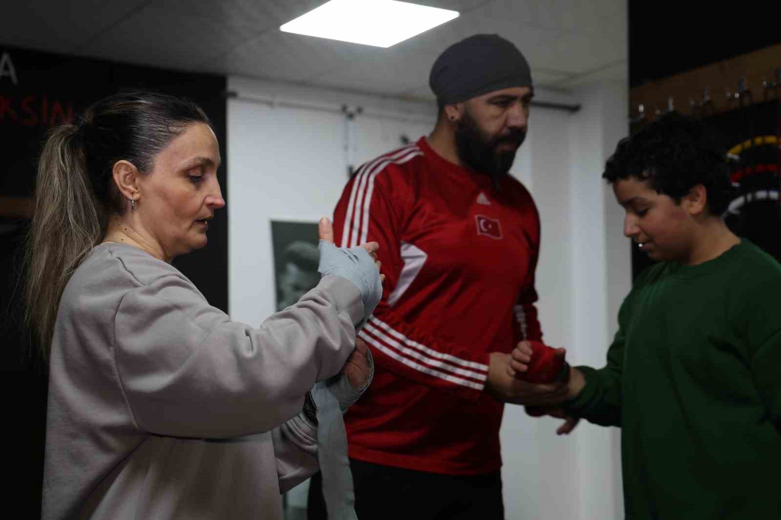 47 yaşındaki hemşire anne çocuklarıyla birlikte eldiven giyip ringe çıktı
47 yaşındaki hemşire anne çocuklarıyla birlikte eldiven giyip ringe çıktı