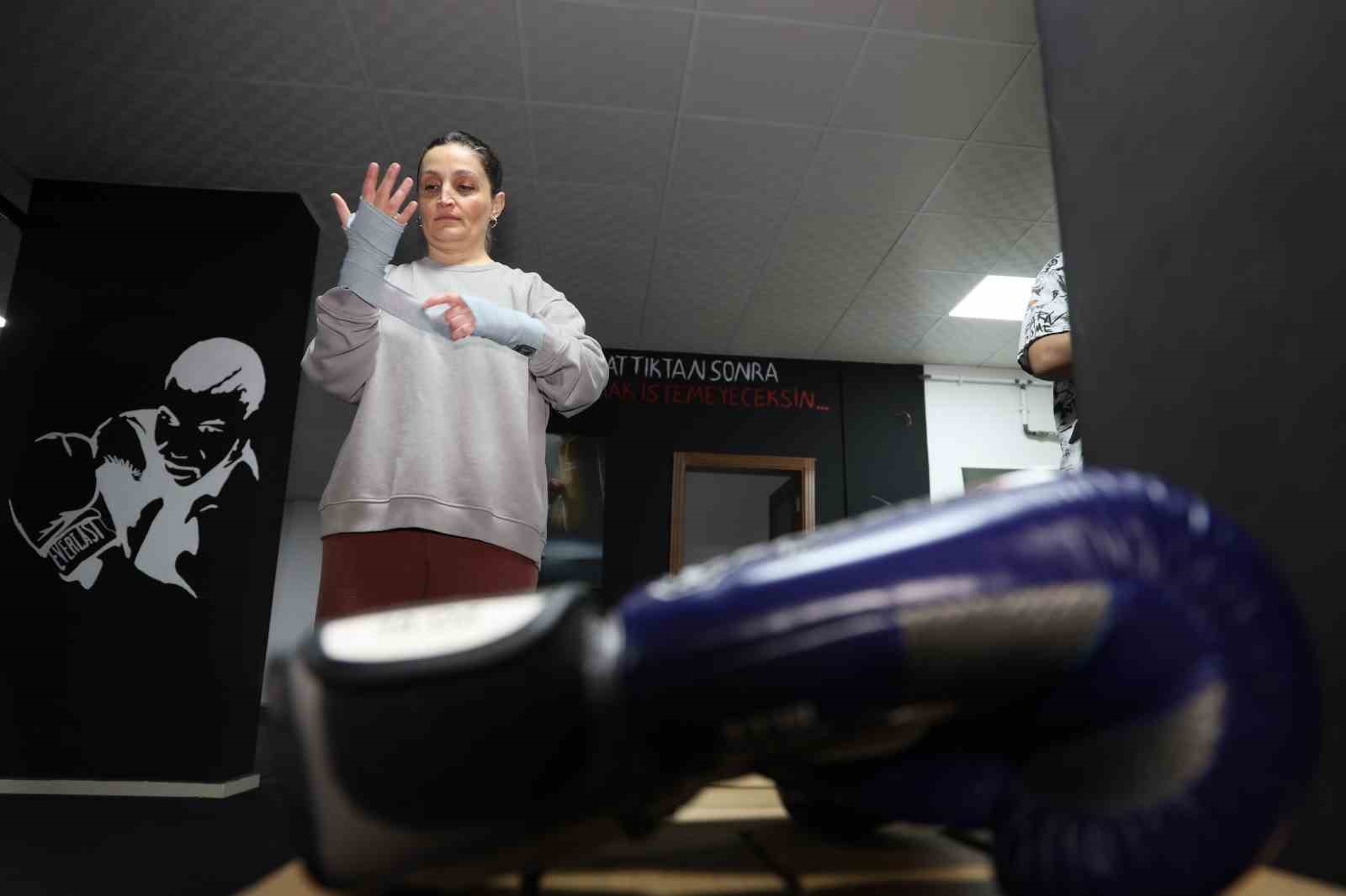 47 yaşındaki hemşire anne çocuklarıyla birlikte eldiven giyip ringe çıktı
47 yaşındaki hemşire anne çocuklarıyla birlikte eldiven giyip ringe çıktı