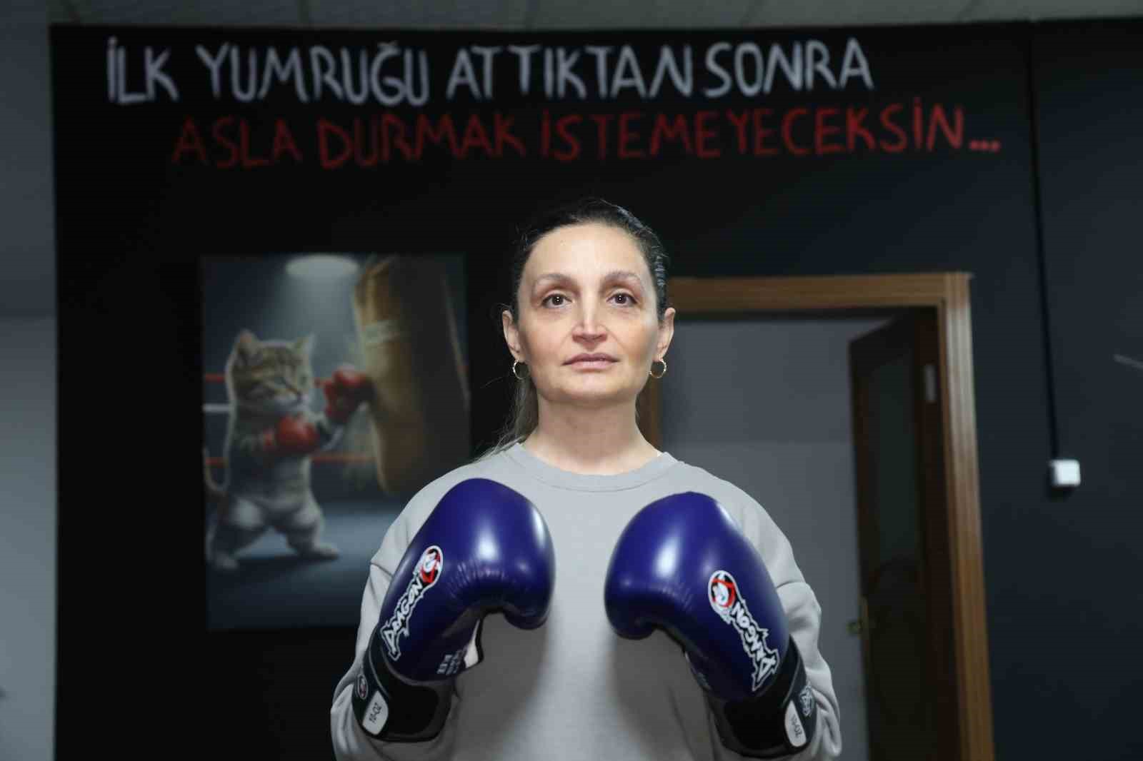 47 yaşındaki hemşire anne çocuklarıyla birlikte eldiven giyip ringe çıktı
47 yaşındaki hemşire anne çocuklarıyla birlikte eldiven giyip ringe çıktı