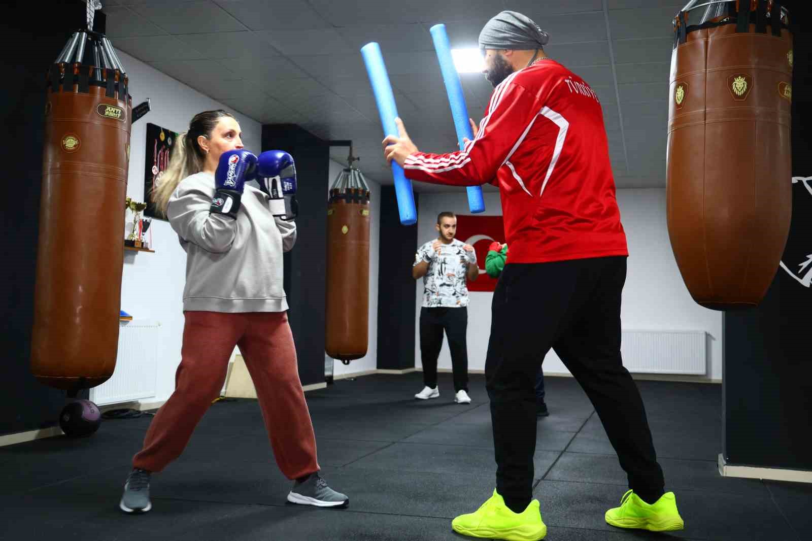 47 yaşındaki hemşire anne çocuklarıyla birlikte eldiven giyip ringe çıktı
47 yaşındaki hemşire anne çocuklarıyla birlikte eldiven giyip ringe çıktı