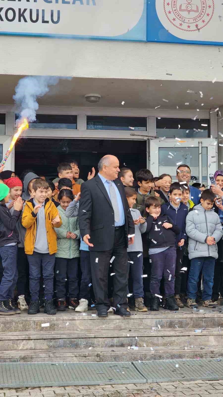 47 yıllık eğitimci alkışlarla mesleğine veda etti
