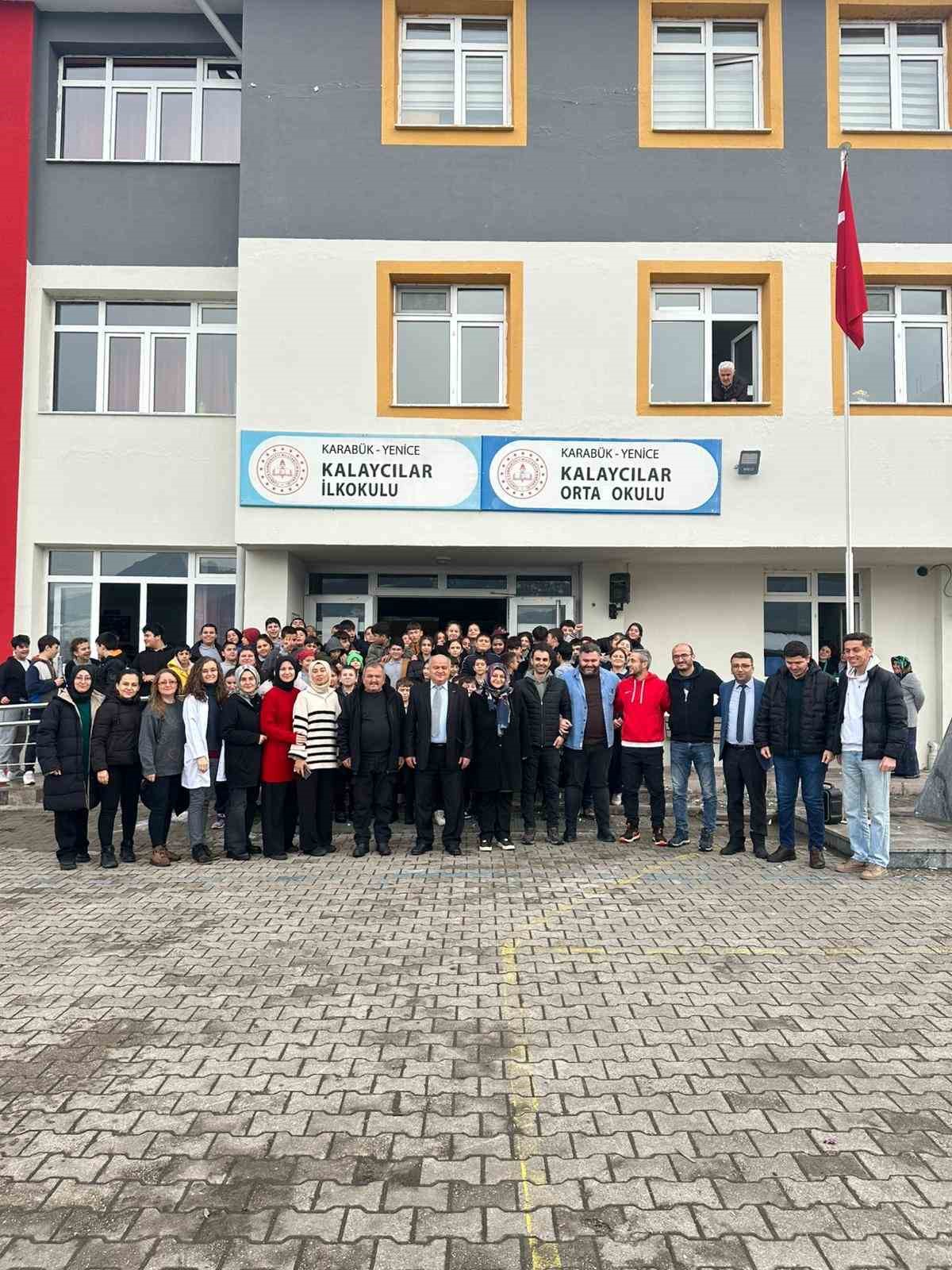 47 yıllık eğitimci alkışlarla mesleğine veda etti
