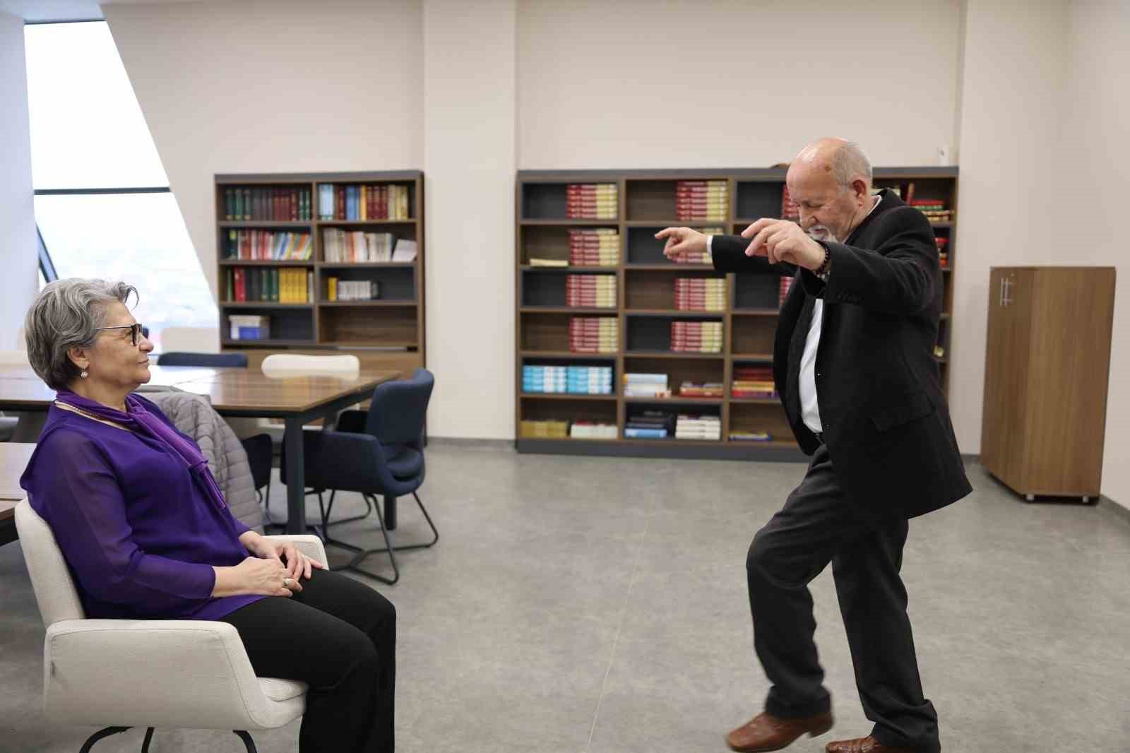 47 yıllık eşine Sevgililer Günü sürprizi yaptı
47 yıllık eşine Sevgililer Günü sürprizi yaptı