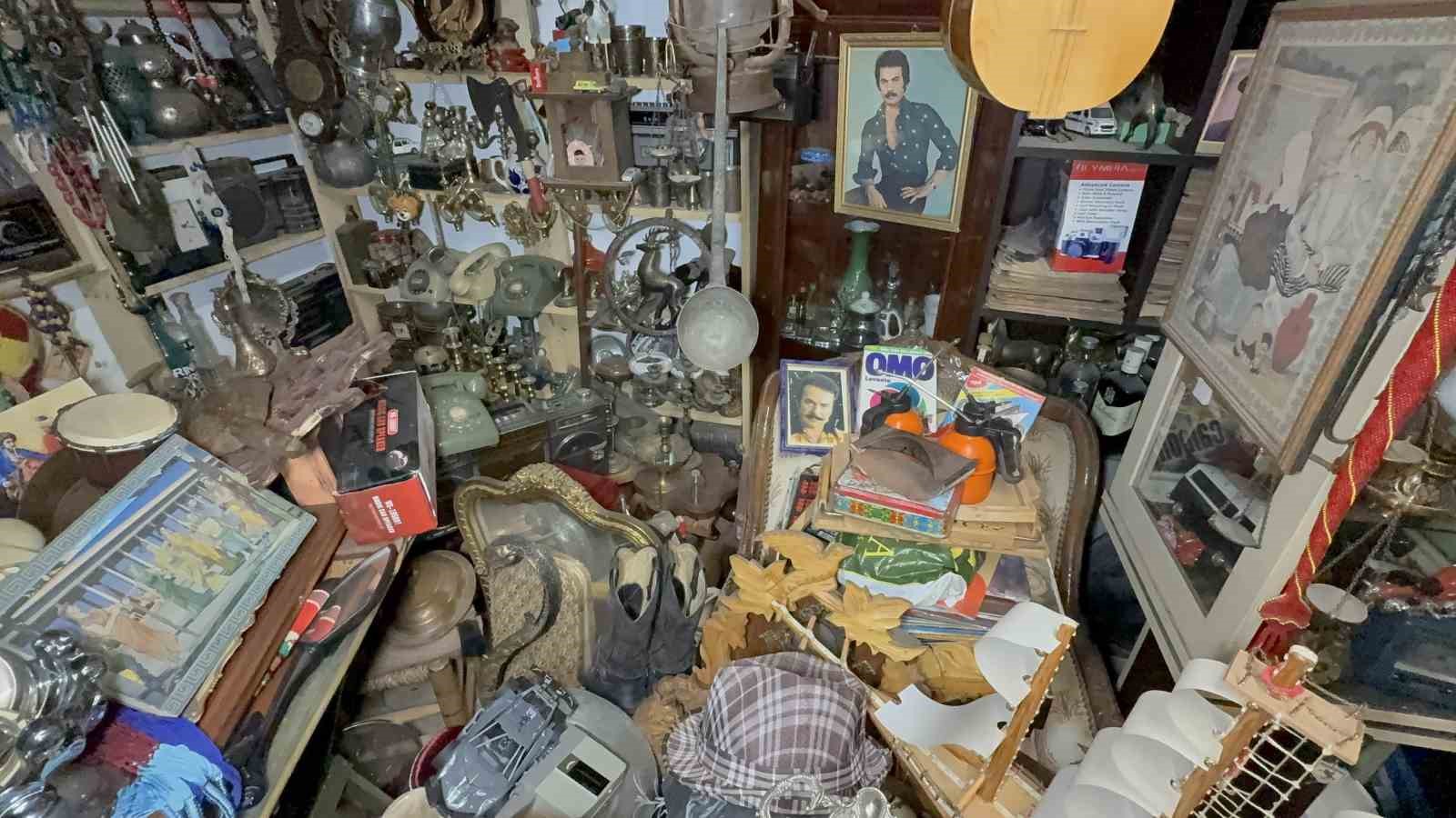 47 yıllık tutku servete dönüştü: antika dükkânında adım atacak yer yok
