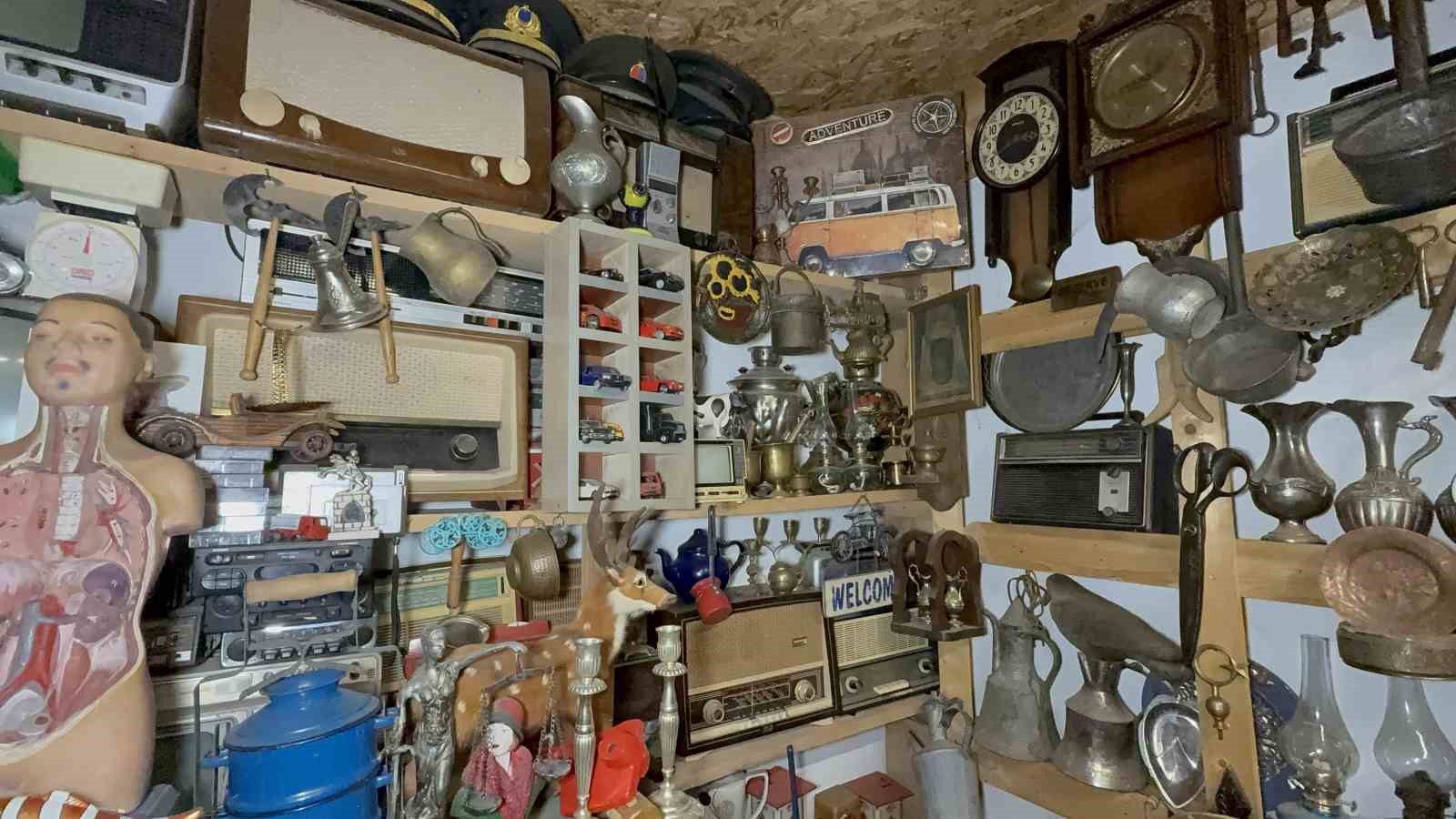 47 yıllık tutku servete dönüştü: antika dükkânında adım atacak yer yok
