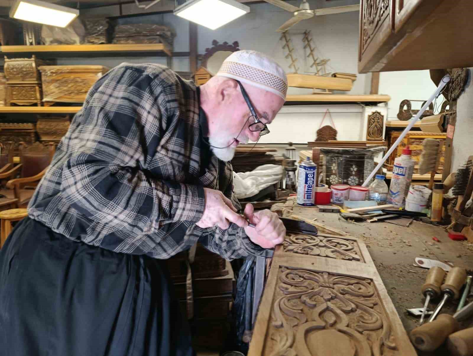 49 yıldır oymacı sandık ustalığı yapıyor
49 yıldır oymacı sandık ustalığı yapıyor