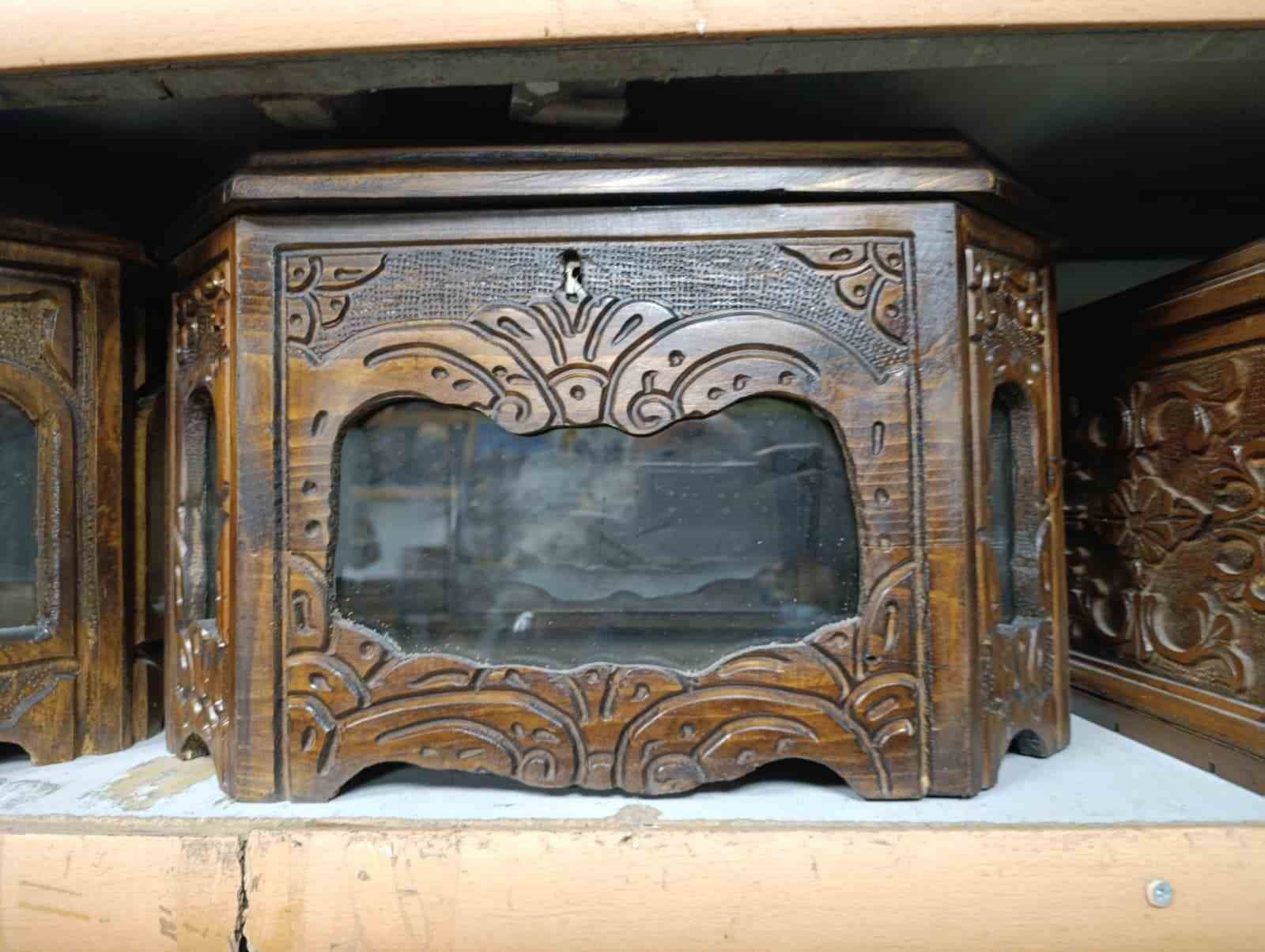 49 yıldır oymacı sandık ustalığı yapıyor
49 yıldır oymacı sandık ustalığı yapıyor