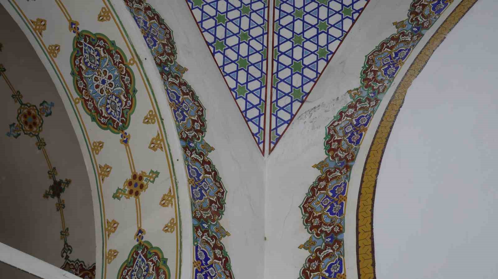 5 asırlık miras alarm veriyor: Ahi Evran Cami’nin sıva ve boyaları dökülüyor
