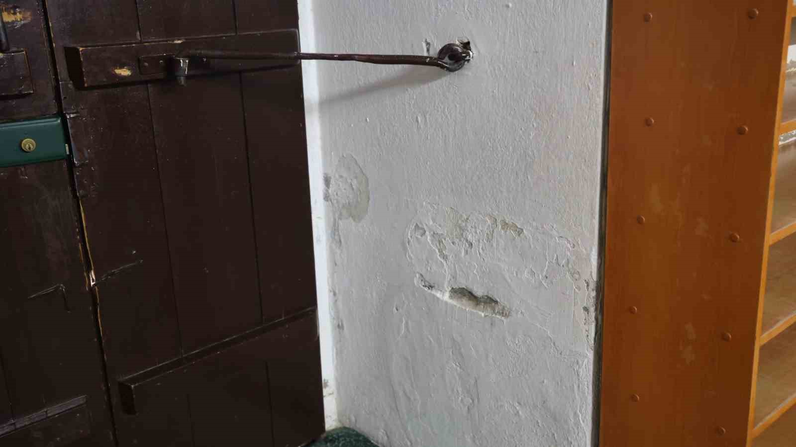 5 asırlık miras alarm veriyor: Ahi Evran Cami’nin sıva ve boyaları dökülüyor
