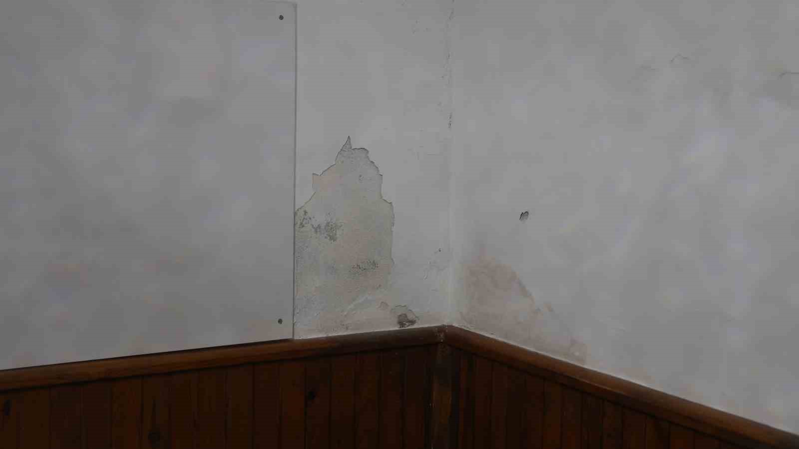 5 asırlık miras alarm veriyor: Ahi Evran Cami’nin sıva ve boyaları dökülüyor
