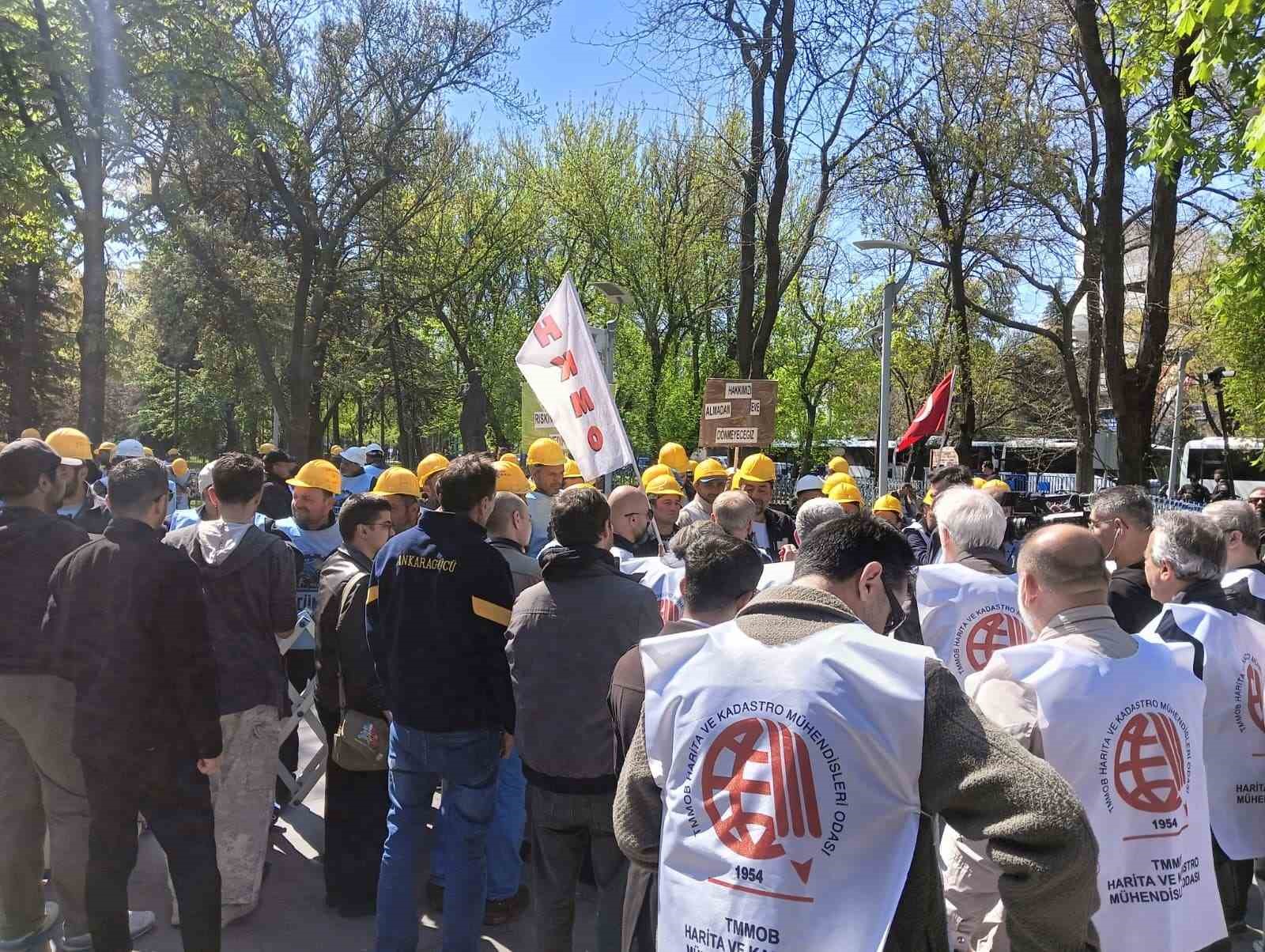 5 aydır maaş alamayan maden işçilerinin açlık grevi eylemi 6. gününde devam ediyor
