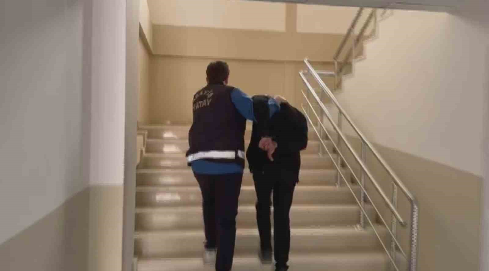 5 buçuk milyon TL’lik vurgunun ardından emekli öğretmeni de dolandırmaya çalışan sahte başkomiserin ‘suç’ oyununu polis bozdu
