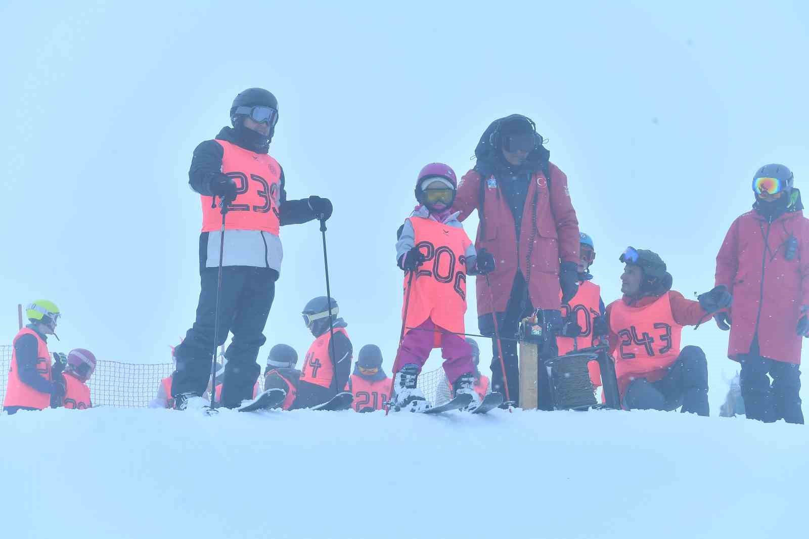 5. Diplomatik Kayak Yarışı’nda dereceye girenler ödüllendirildi
5. Diplomatik Kayak Yarışı’nda dereceye girenler ödüllendirildi