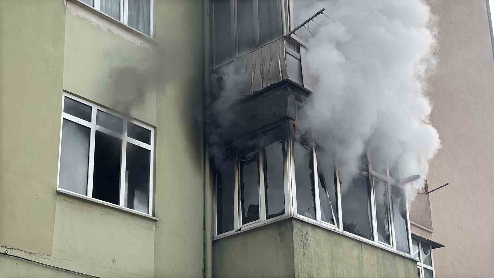 5 katlı apartmanda yangın paniği: 8 kişi itfaiye ekiplerince kurtarıldı
