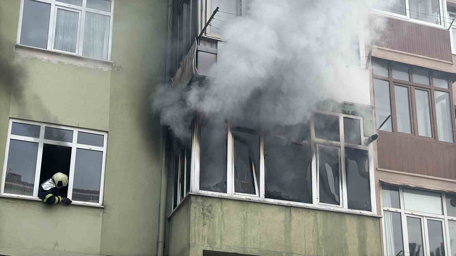 5 katlı apartmanda yangın paniği: 8 kişi itfaiye ekiplerince kurtarıldı
