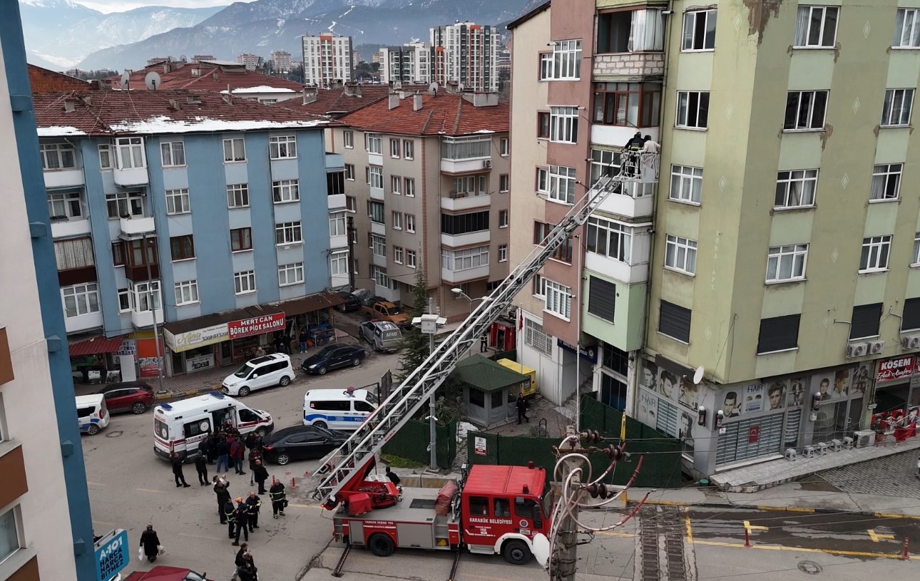 5 katlı apartmanda yangın paniği: 8 kişi itfaiye ekiplerince kurtarıldı
