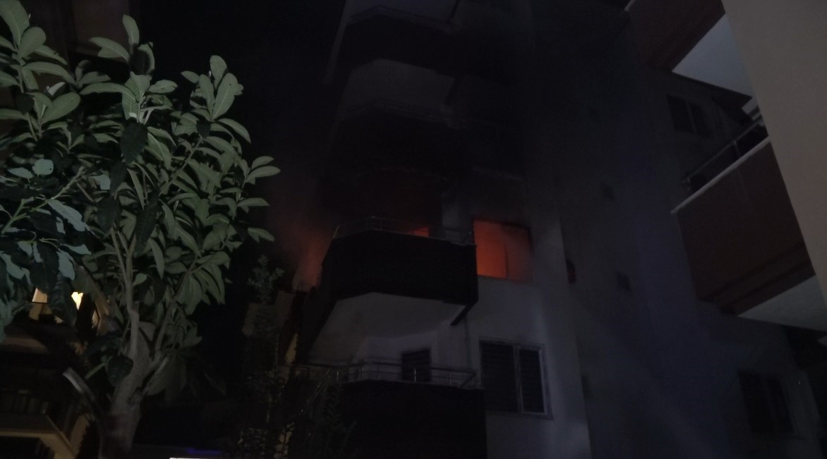 5 katlı binada korkutan yangın:2 kişi dumandan etkilendi
