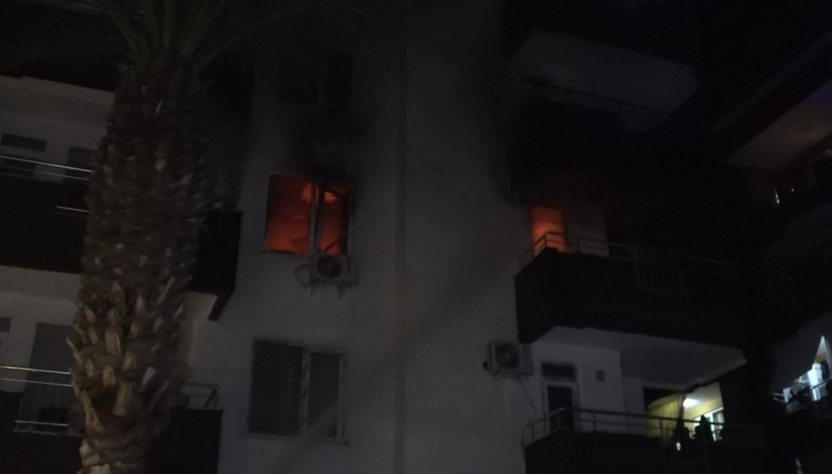 5 katlı binada korkutan yangın:2 kişi dumandan etkilendi
