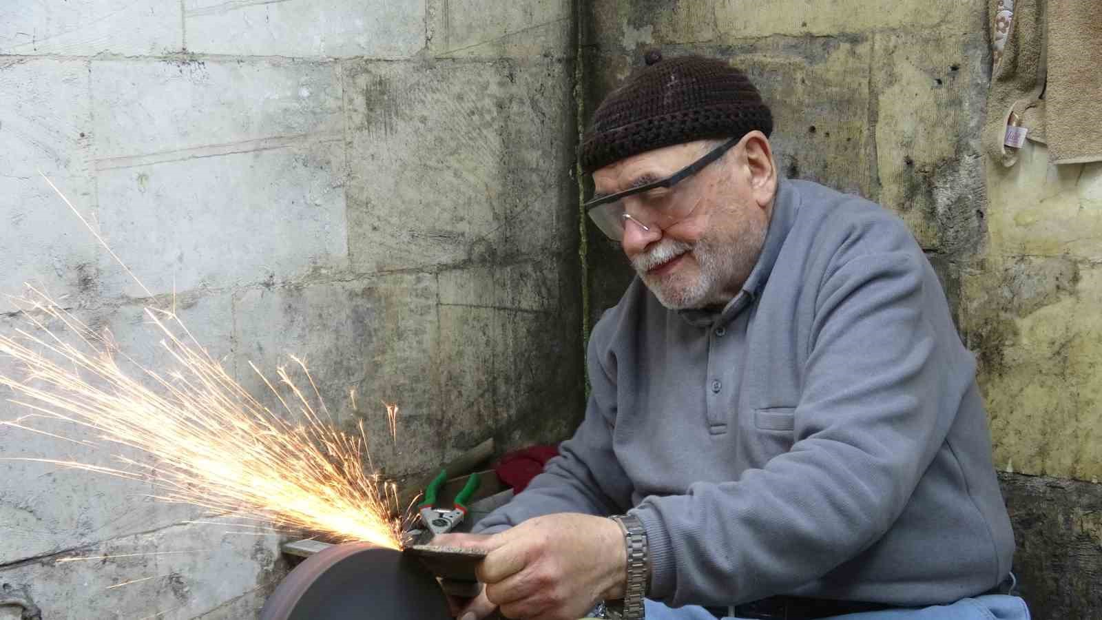 5 metrekarelik dükkanında 67 yıldır bıçakçılık yapıyor
5 metrekarelik dükkanında 67 yıldır bıçakçılık yapıyor