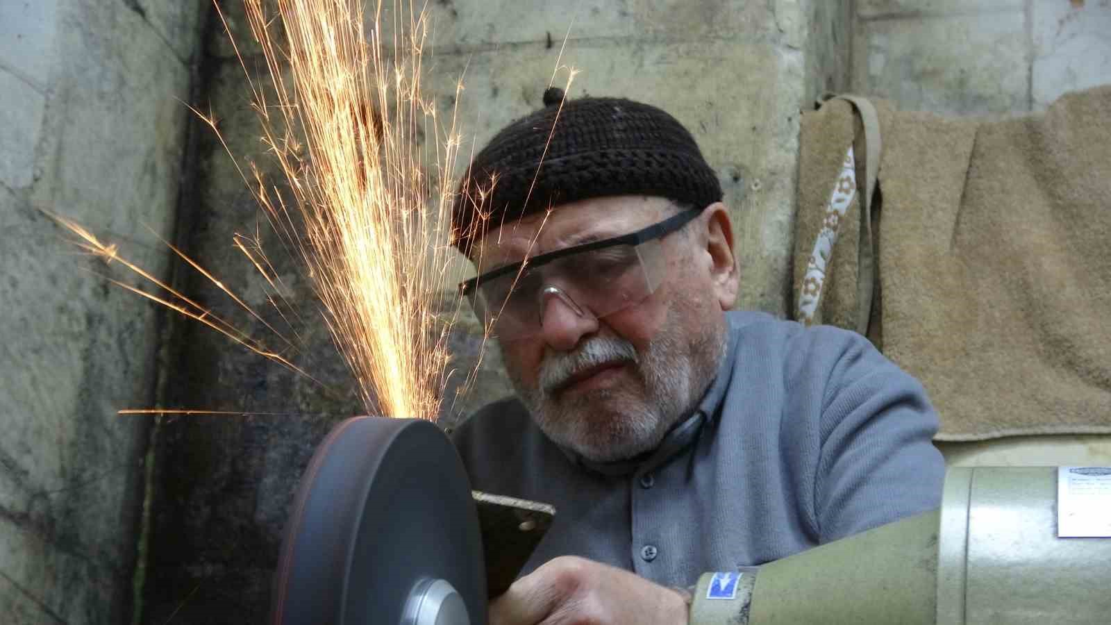 5 metrekarelik dükkanında 67 yıldır bıçakçılık yapıyor
5 metrekarelik dükkanında 67 yıldır bıçakçılık yapıyor